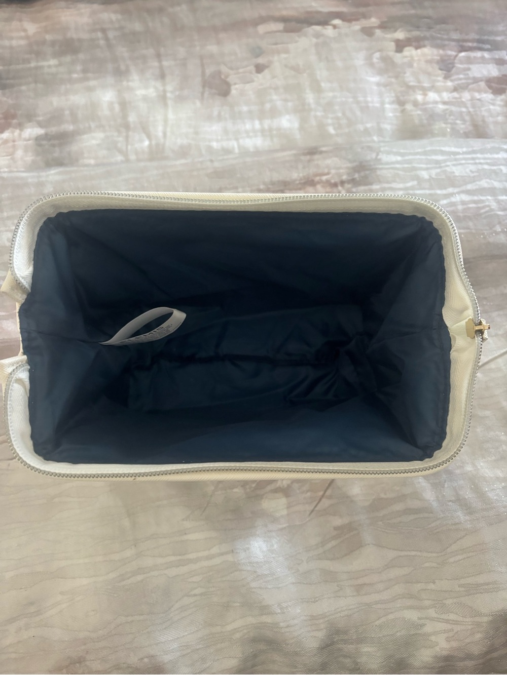 ELEMIS white Cosmetic Travel Case with Gold Logo - Picture 8 of 10